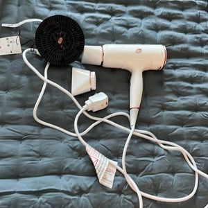 T3 Cura Luxe hairdryer with attachments